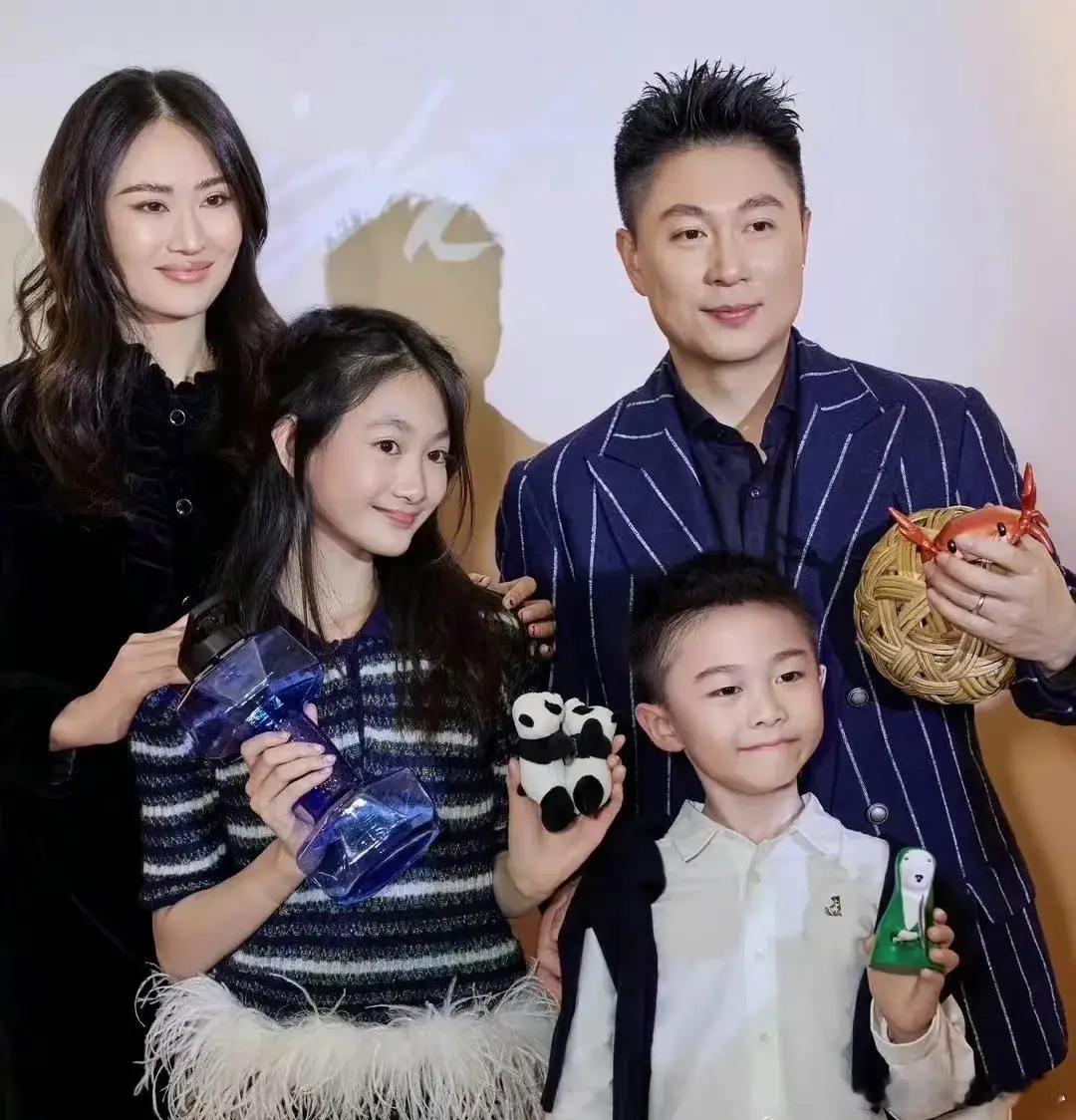 李小鹏女儿奥莉近照惹争议，脸型随妈长相太老气，14岁像40岁