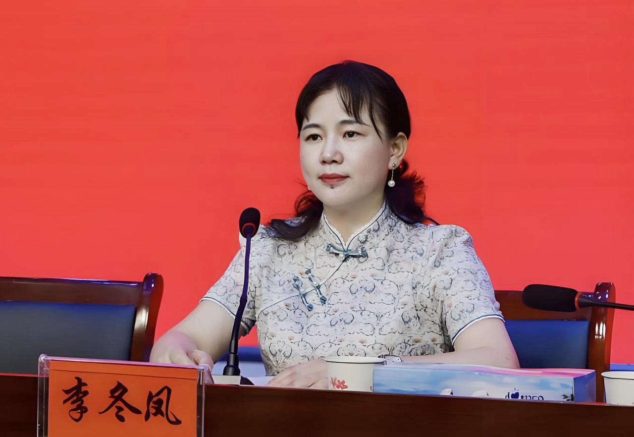 刚刚刷到了江西九江市都昌县教育科学研究中心的李主任，是个风韵犹存、气质优雅的中年