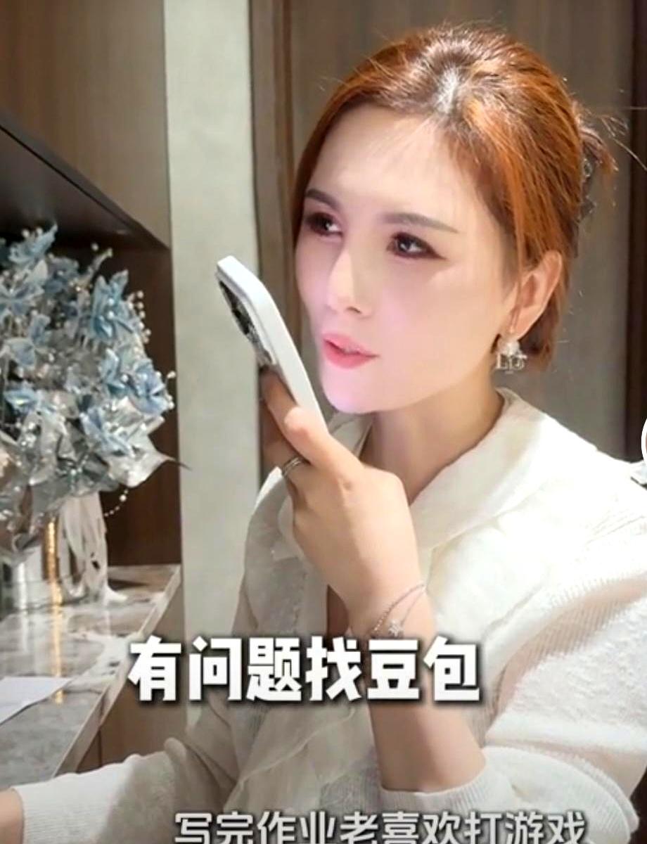 家里俩孩子都被短视频“拐跑”了，当妈的该怪谁？路嫂那天去学校接子淳，一看成绩单