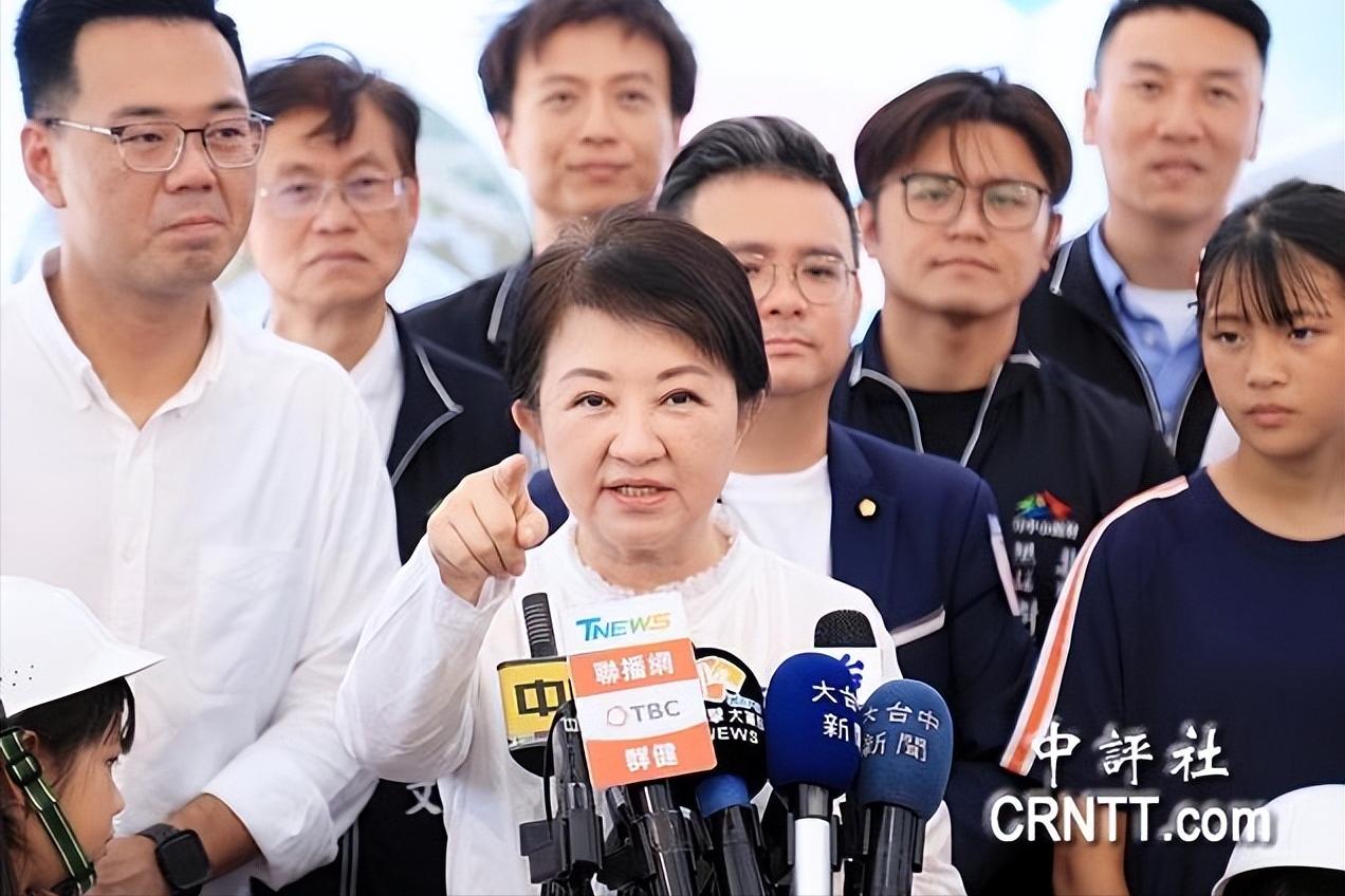 就在刚刚“台独”份子卢秀燕发表声明6月21日韩国瑜启程访美当天，台中市长