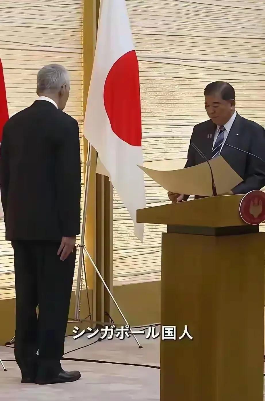 着实令人大跌眼镜，新加坡前总理、国务资政李显龙此次行径几乎与汉奸无异。竟然跑到日