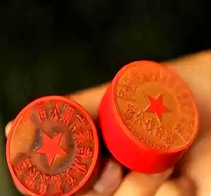 见过更离谱的。公章不见时，第一反应不是报警，而是去小店补一枚“孪生”。保险柜