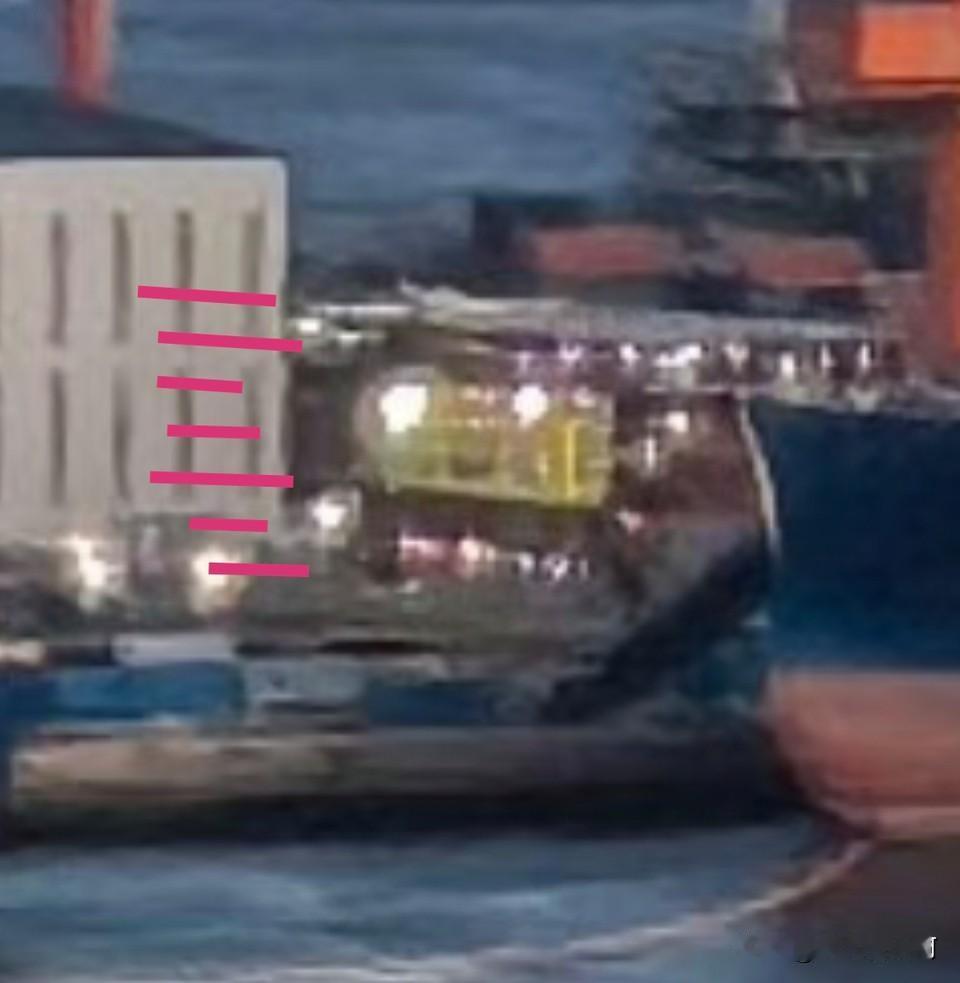 现在中部已经封顶，但照片里能看见机库下2层里面的灯光，说明前面的船体只搭到了离机