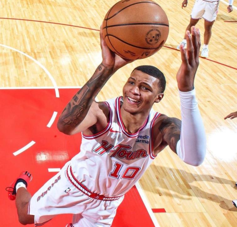 本赛季小史密斯的表现越来越稳定，尤其是他的中投和三分，在杜兰特的影响下，小史密斯