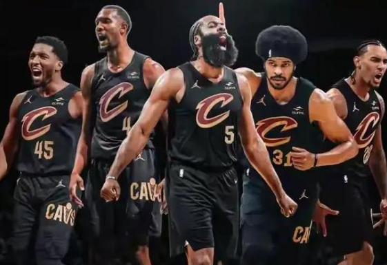 单看第四节，猛龙神了，三分基本没丢过。这当然有偶然因素，但看全场的数据面板，你会