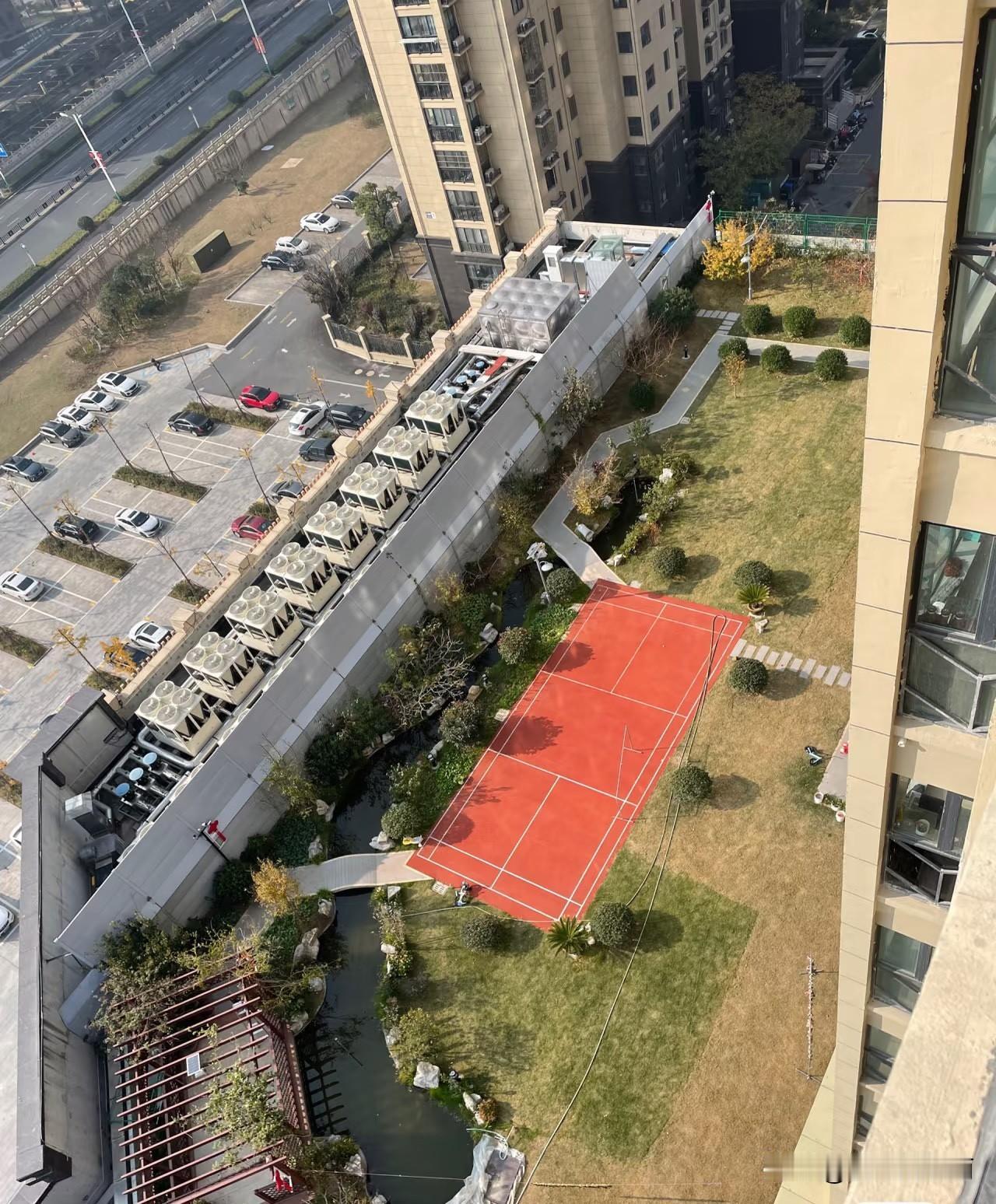 今天去朋友家，坐窗边喝茶，看到一楼人家的这个露台，简直被震撼到了！人家这露台还