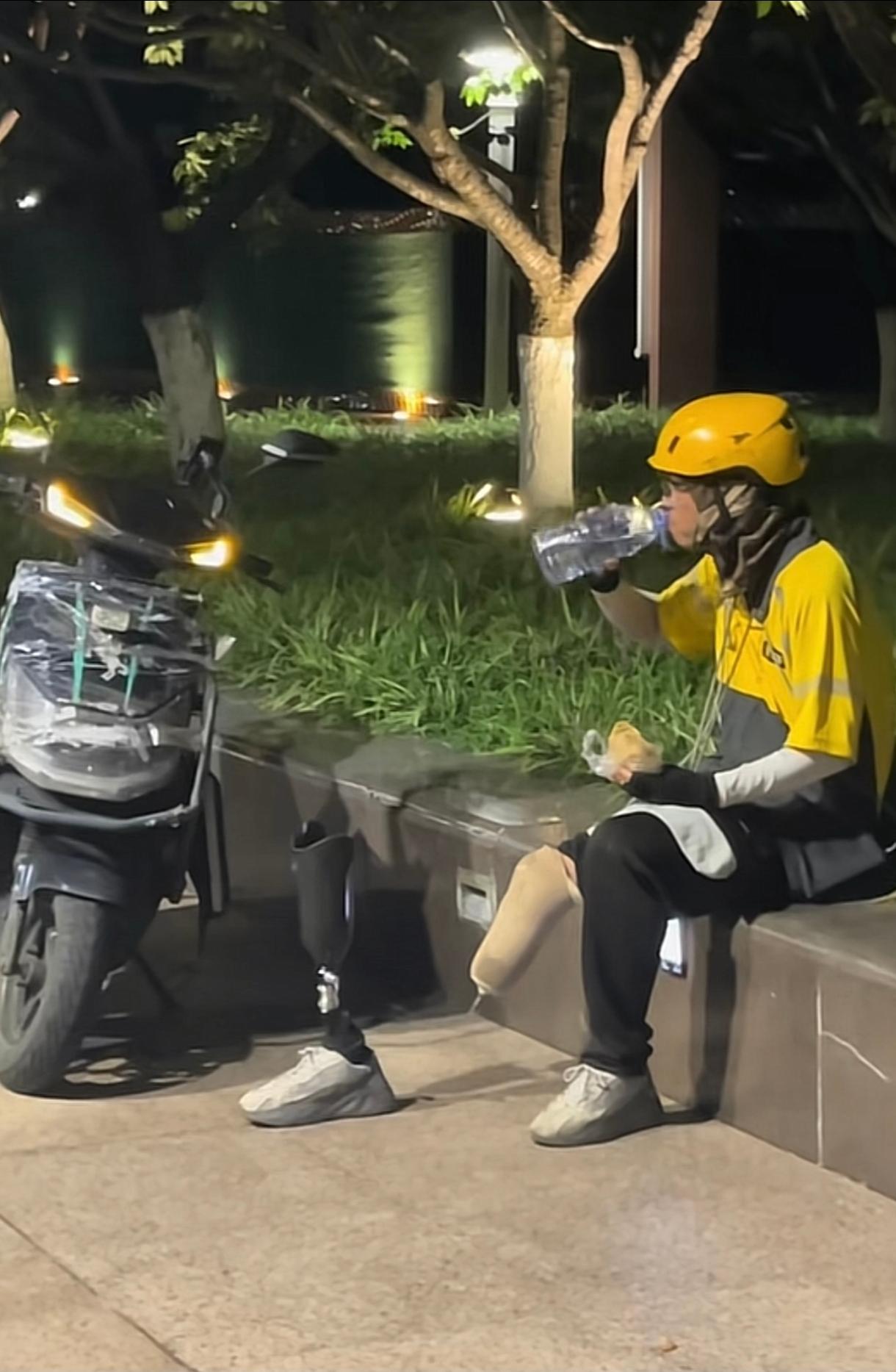 太不容易了，这个腿可能是跑外卖断的[微笑][微笑]跑过的都懂这种概率很大。突然感
