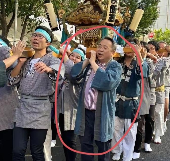 卖力表演的汉奸! 被家族除名仍卖力媚日!日本东京墨田区一场当地祭祀活动上，出