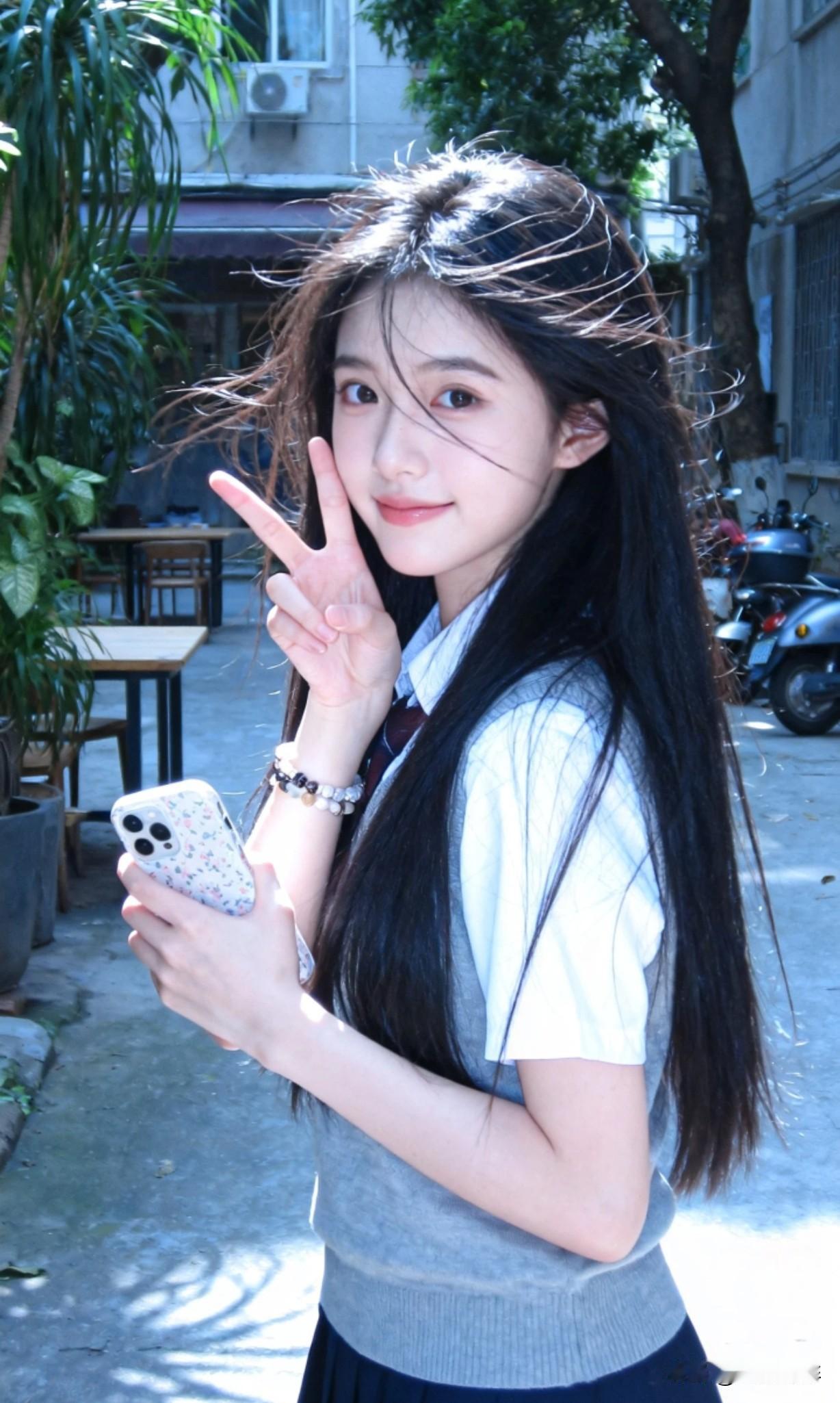 阳光明媚，女孩摆出V字手势，这美女有让你难忘吗？