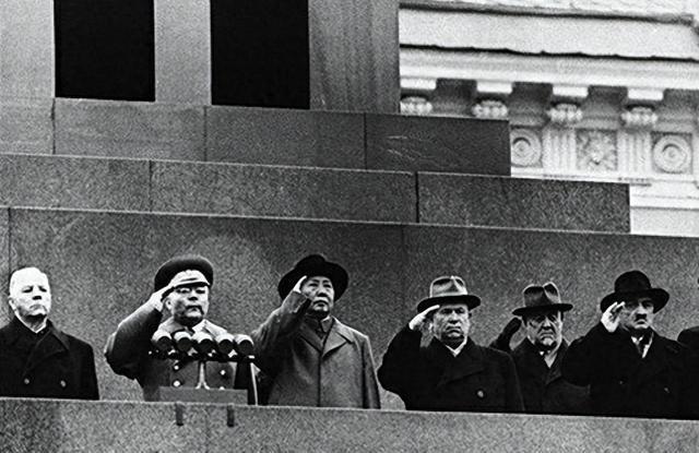 别的国家领导人出访，三五天就回来了。可1949年那个冬天，毛主席去了趟苏联，一待