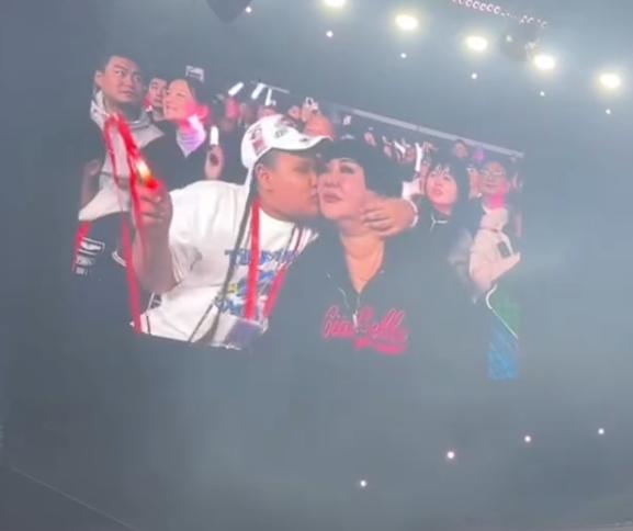 郭汾阳可能真的要毁在德纲手里，王惠带10岁儿子郭汾阳坐第一排。现场郭汾阳全程黏