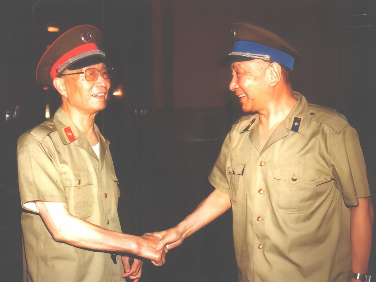 1984年空军副司令员王海跟随开国上将张爱萍访问美国。张爱萍当时是国防部长，是代