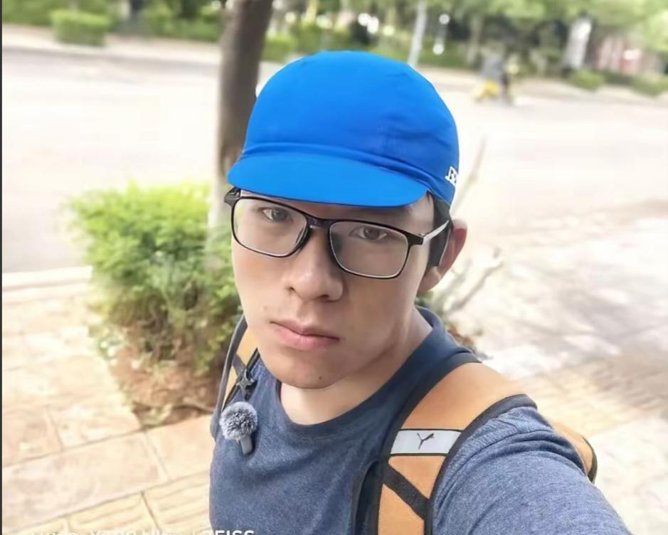 看完这个19岁少年，终于明白什么叫真正的青春破防！别人考上大学，机票高铁、父母接