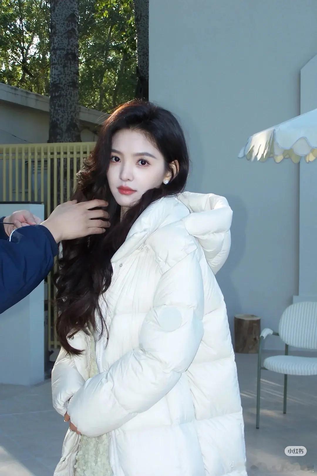 章若楠近照，感觉她的颜值在《难哄》后更亮眼了​​​