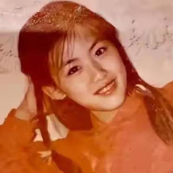 恕我直言，田朴珺豆蔻年华的时候是真的漂亮，明眸皓齿，双眼有光，有点像金庸笔下的赵