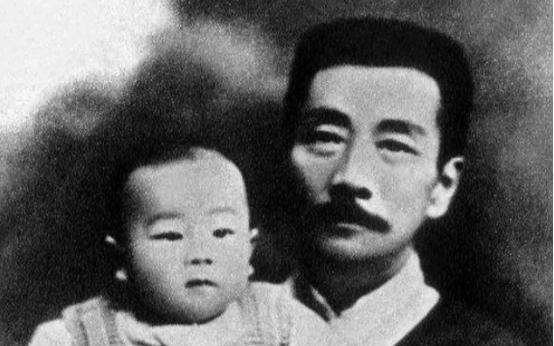 一日，鲁迅在吃沙琪玛时，周海婴凑到他的身前说自己也想吃，鲁迅却说：我只有一块，给