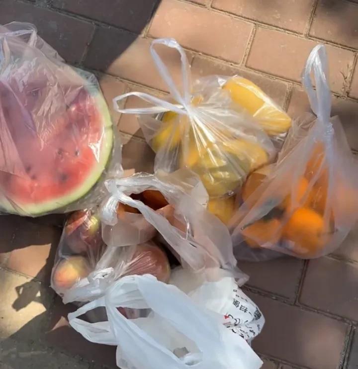 38度的高温天气，赶集买好多水果，去给我公婆送水果，我进屋的一瞬间，感觉她们屋里