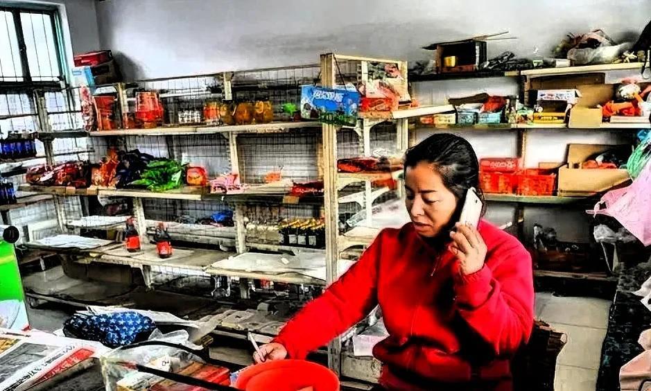不就是一句话的事吗村里三嫂子和丈夫结伴去青岛干保洁，已经一年多了，期间两口子只