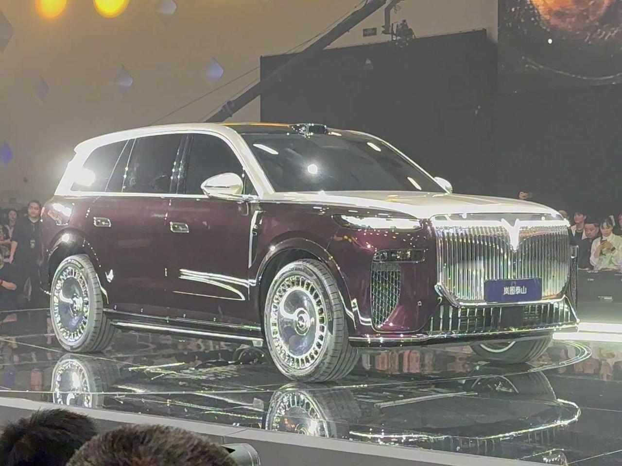 岚图泰山座舱全球首秀来了，哪些地方值得关注？ 自从岚图旗舰新作泰山亮相后，我