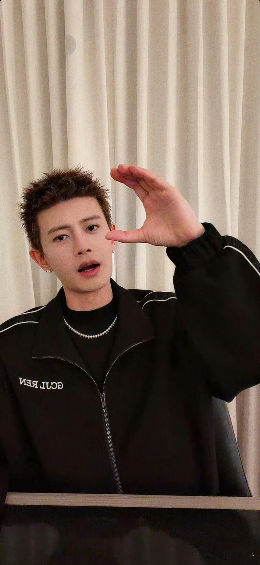 边干活边看完了任嘉伦的直播，说实话挺伤感的，财神爷的时候也挺高兴的，听他讲到最