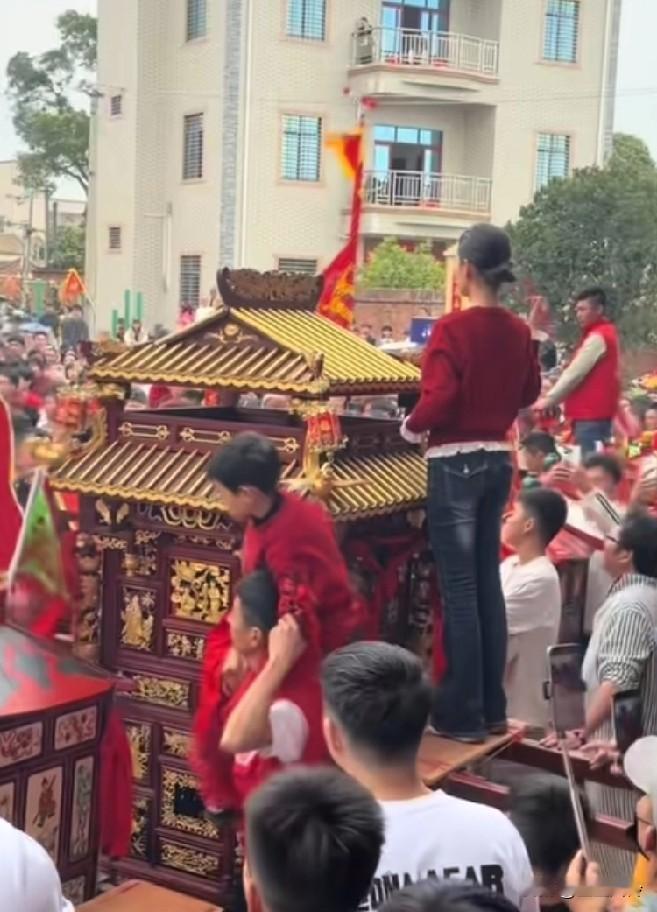 奇了怪，把这个小孩子抱下来，小孩抱下去！小妈祖慈悲的眼神注视着小孩离去的方向！