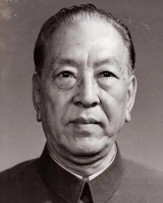 1950年，周总理和解放军要一个人，军队并不是很想放人，但毛主席却选择了点头，甚