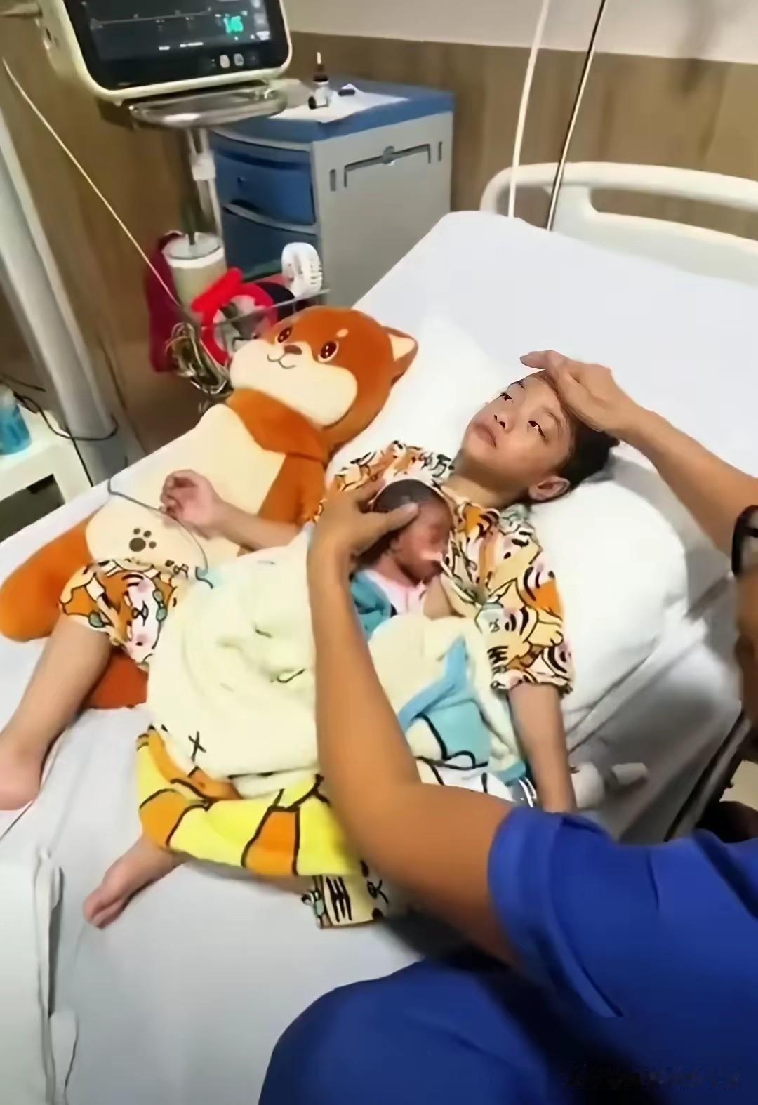注意看！图片上的小女孩，你以为是婴儿的妈妈，其实不是！她是这个婴儿的姐姐。那她为