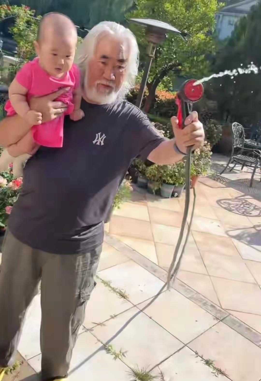 看了张纪中抱着女儿浇花的父女同框画面！朋友说：太爷爷的年龄干了爸爸的事……呵