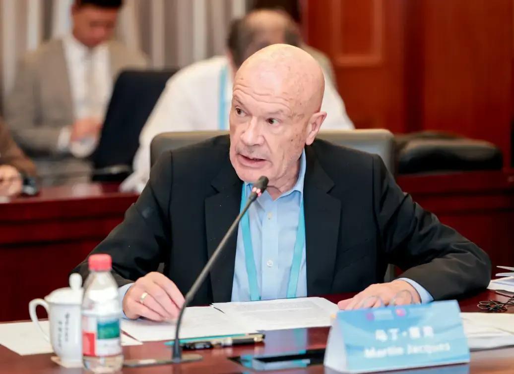 笑死，一个英国老头一句话把美国干沉默了。他说，一个靠战争发家、才风光了一百来年的