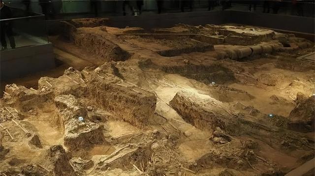 白起坑杀40万赵军，考古人员挖开坑杀遗址，倒吸一口凉气！这是……杀戮的现场！