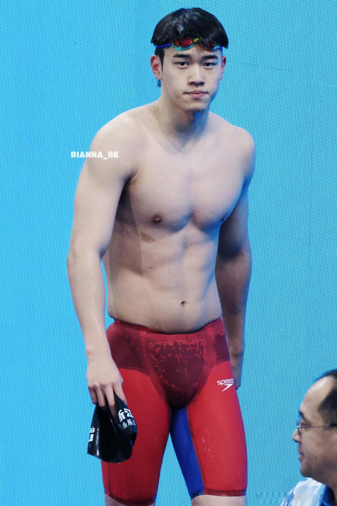 你追我赶江山代有人才出。400米自爆冷潘展乐居然没拿到冠军，张展硕3分42秒