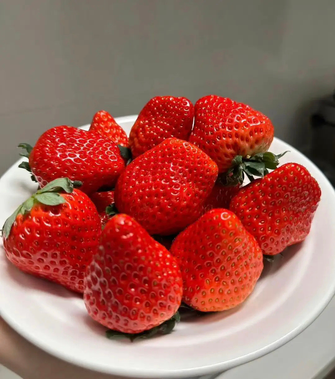 只能端走一盘你选红草莓or粉玉草莓？​​​