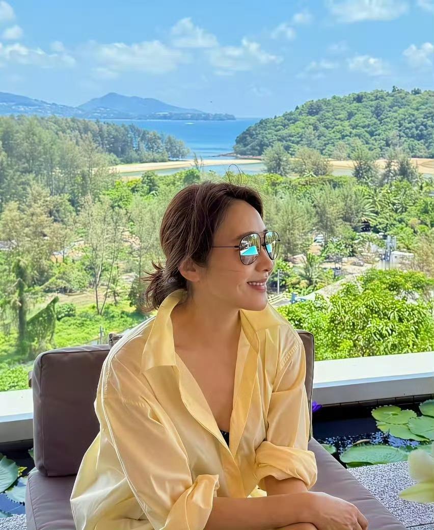 54岁的黎姿近日在海滩度假，状态令人惊艳。她身着休闲服饰，身姿依旧纤细轻盈，仿佛