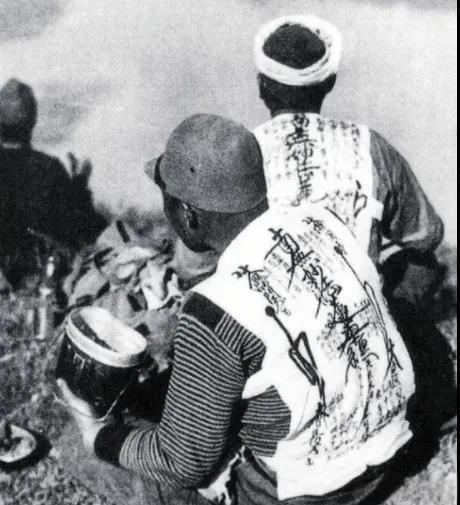 身上贴满了“符咒”的鬼子兵，这张照片拍摄于1937年，地点是位于江苏镇江市的丹阳