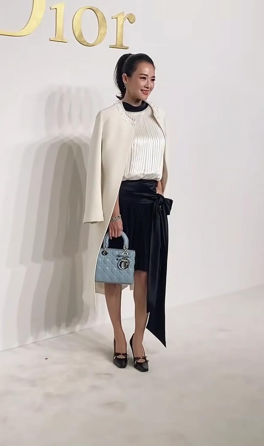 实话实说，穿这双高跟鞋显得年轻。[比心]