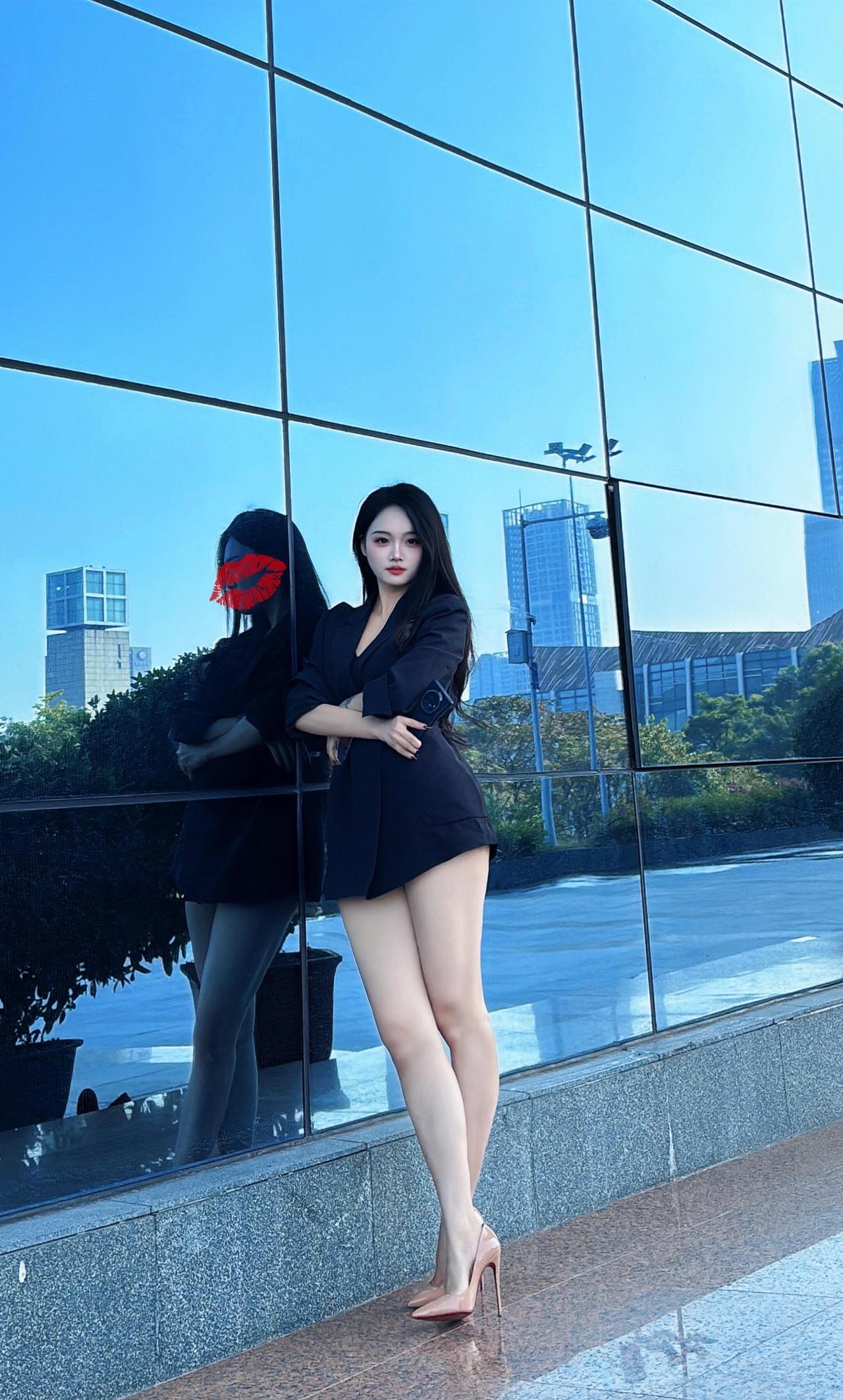 长期穿9cm高跟鞋，小腿真的容易变粗变壮。一直踮脚走路，小腿肌肉时刻紧绷，久