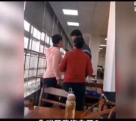 湖北另一所高校图书馆爆出性骚扰事件，事发快三年了。看了整个视频令人气愤，堂堂女副