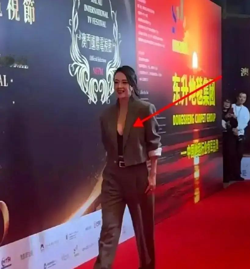 别再骂她穿香奈儿像“邋遢”了。时尚圈正在用“邋遢”重新定义权力。她的造型师