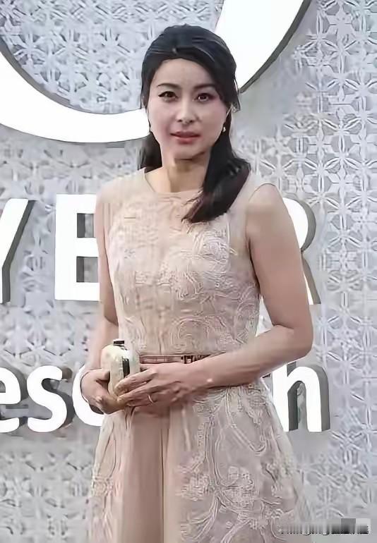 霍启刚这次是真的替郭晶晶高兴——不是因为拿了什么奖牌，而是妻子手里多了本红本本：