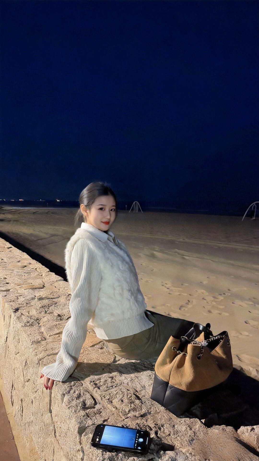 成年人的崩溃，都藏在体面的日常里！海边的笑、咖啡馆的闲、镜子前的精致、古街