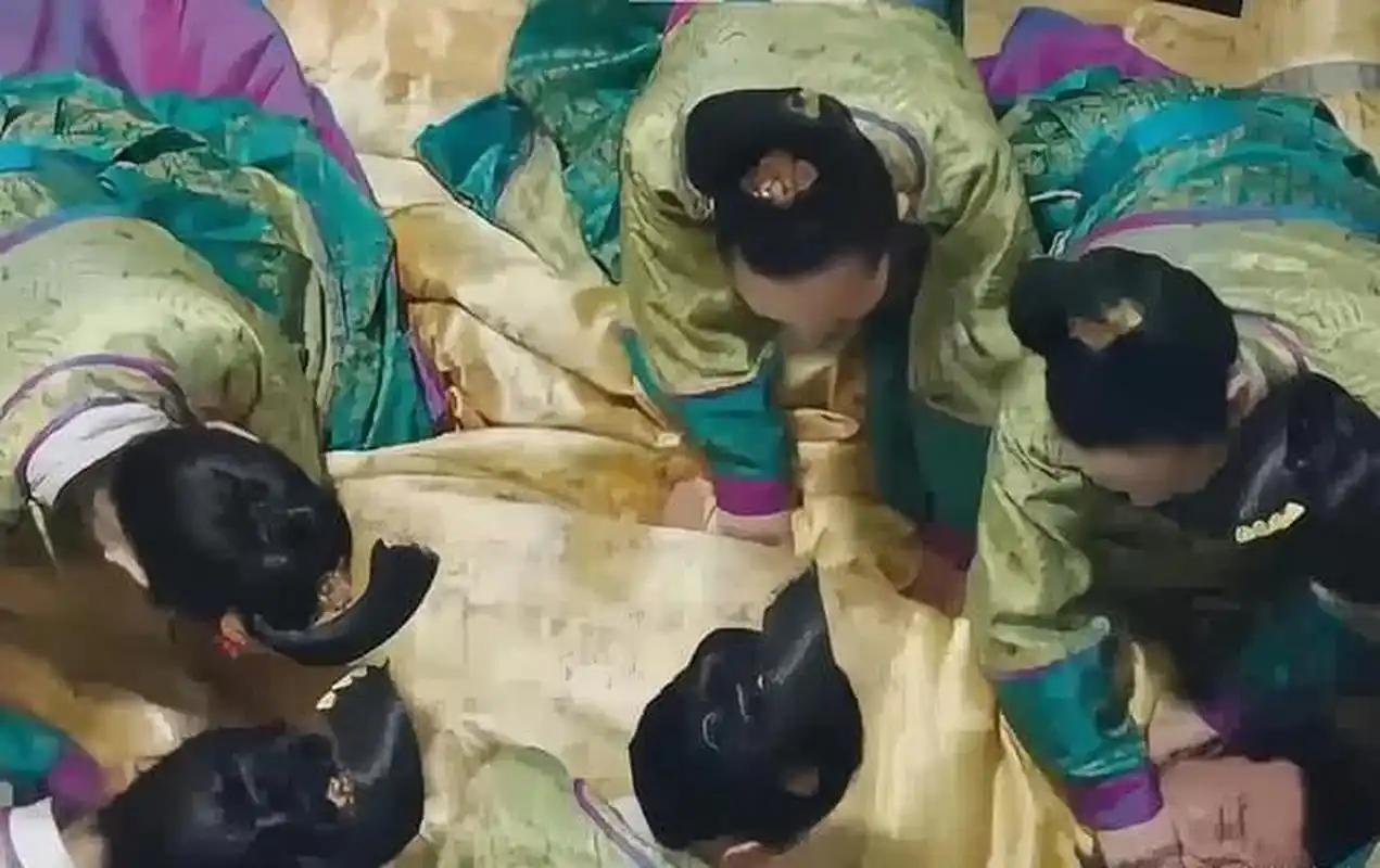 公元1542年，嘉靖服下道士送来的“仙药”，临幸端妃，一番云雨过后，他意犹未尽地