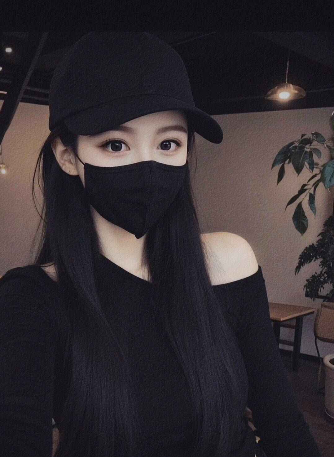 黑色帽子和口罩的完美搭配，简约又帅气！