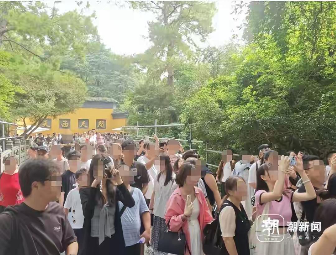 国庆首日杭州各景区游人如织国庆节全杭州的人都出动了吗？这是今天的西湖、灵隐寺、