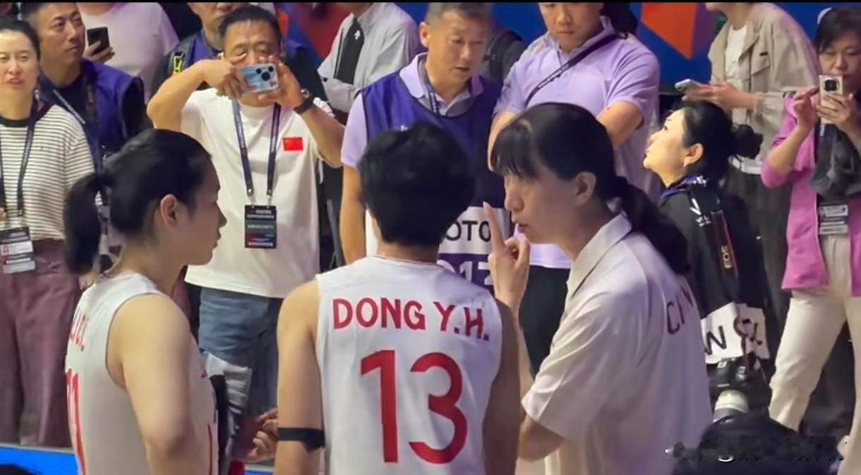 赖亚文在中国女排赢得比赛之后，将小将董禹含和李晨萱叫到场边，亲自给予指导，面授机