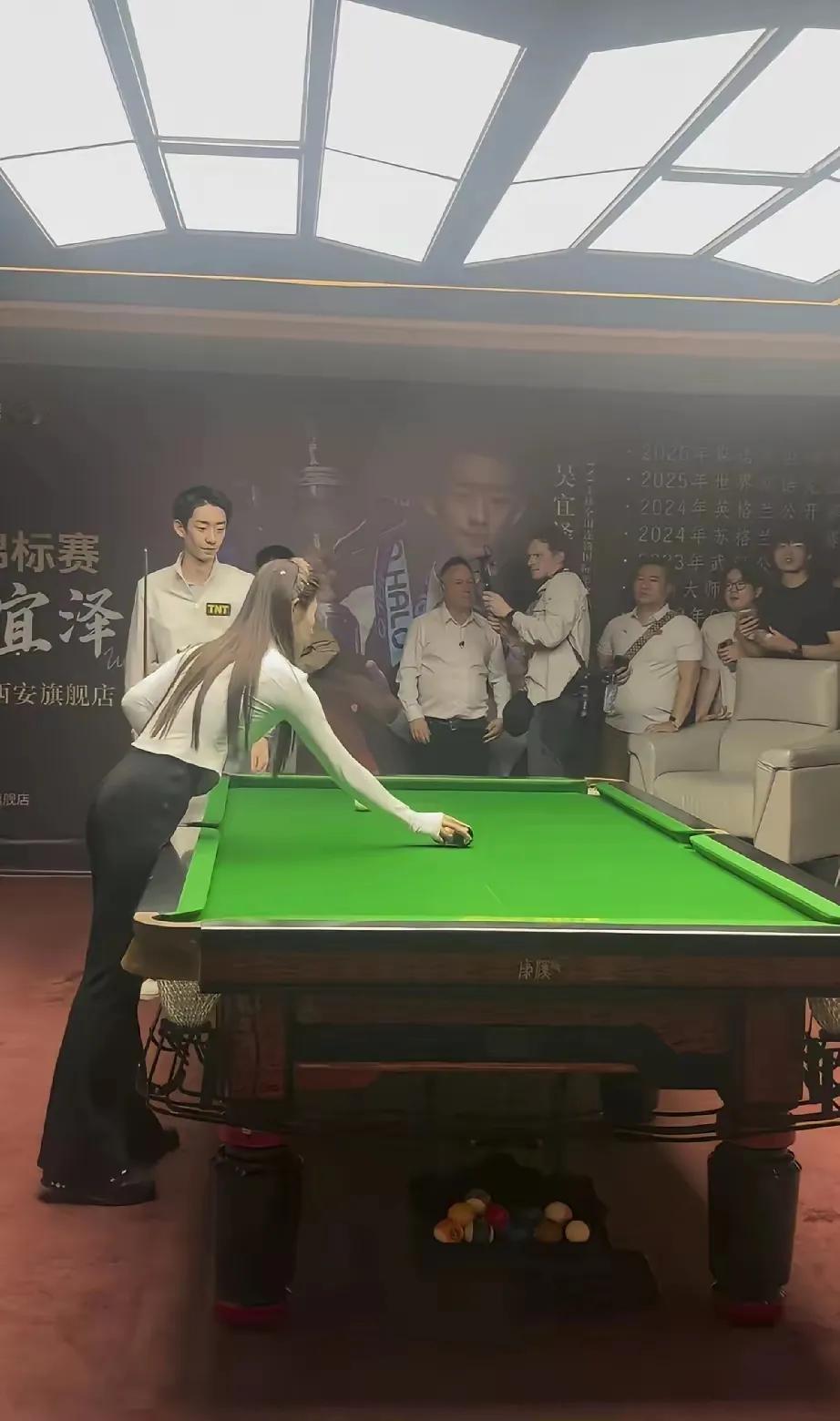 吴宜泽真是天赋异禀，按理说，他这个年纪的男孩子，尤其是还没有谈恋爱，见到仙姿佚貌