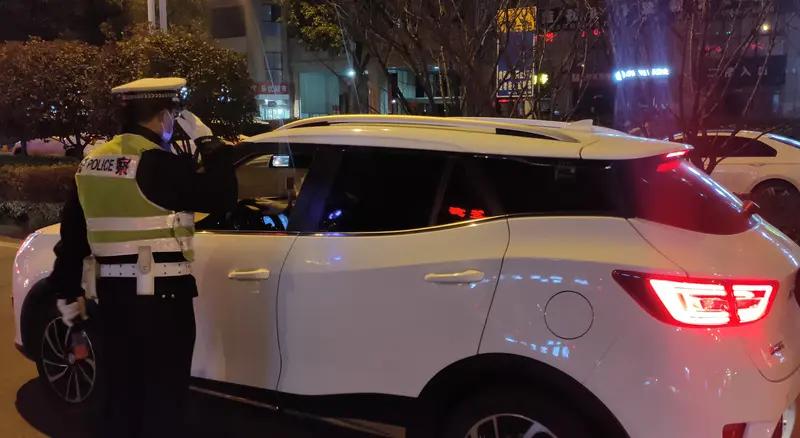 男子“无证驾驶”多次违章被重罚最近看到个新闻，山西的康某可真是把“侥幸”二字刻