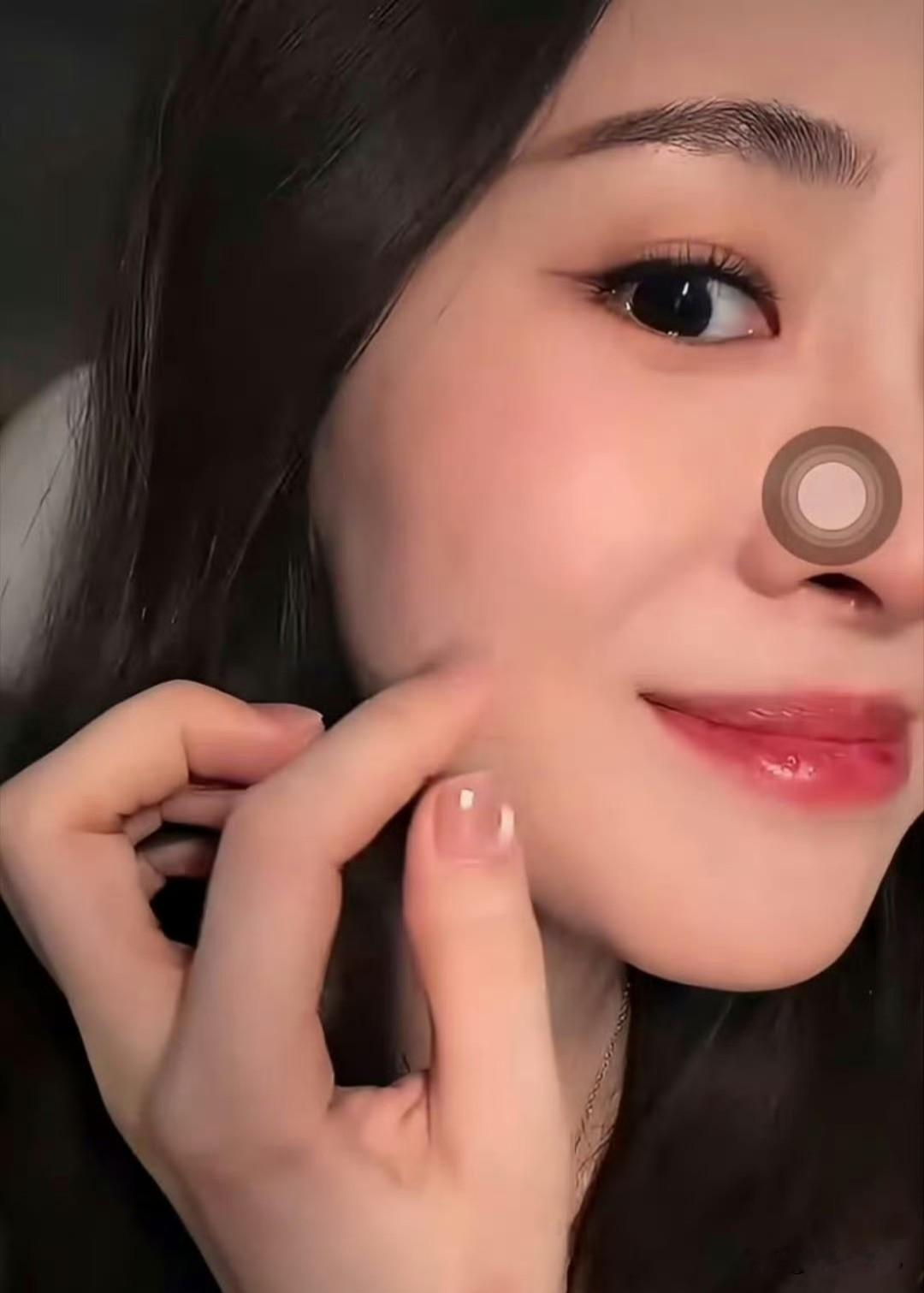 张碧晨突然长了两个酒窝张碧晨最近直播自曝了个神奇小秘密：自己居然“偷偷”长出了两个酒窝！她回忆说，是