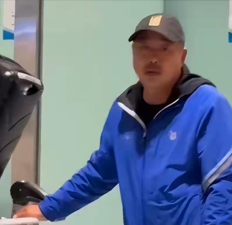 刘国梁憔悴了，眼神内空空无物了，胡子拉碴了，昔日的风光溜之大吉了，看着人心里似打