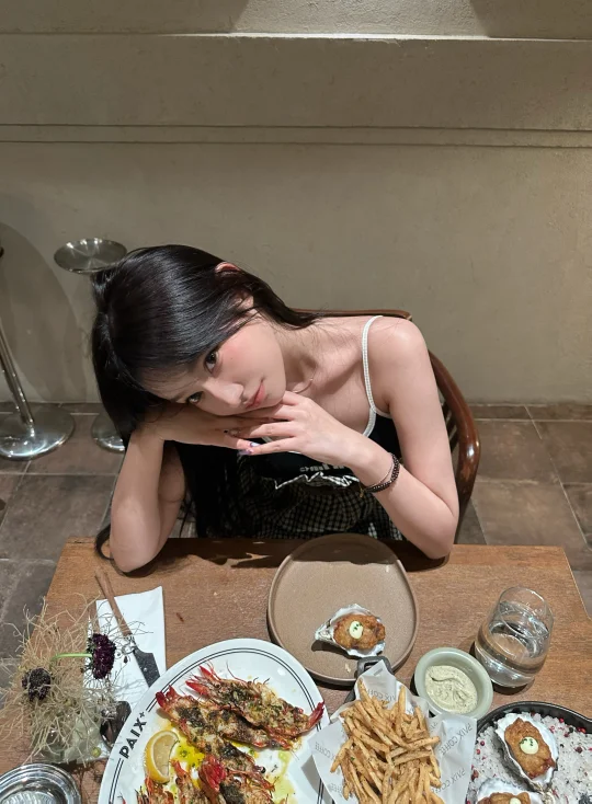 吃饭的拍照姿势嘻嘻