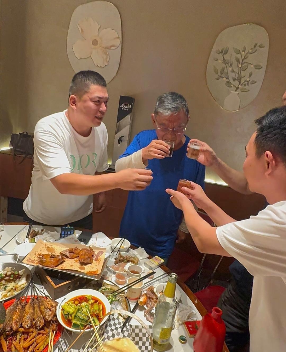 73岁李立群在苏州和朋友喝酒吃烧烤，他看起来瘦了，有了很多白头发，但精神状态挺好